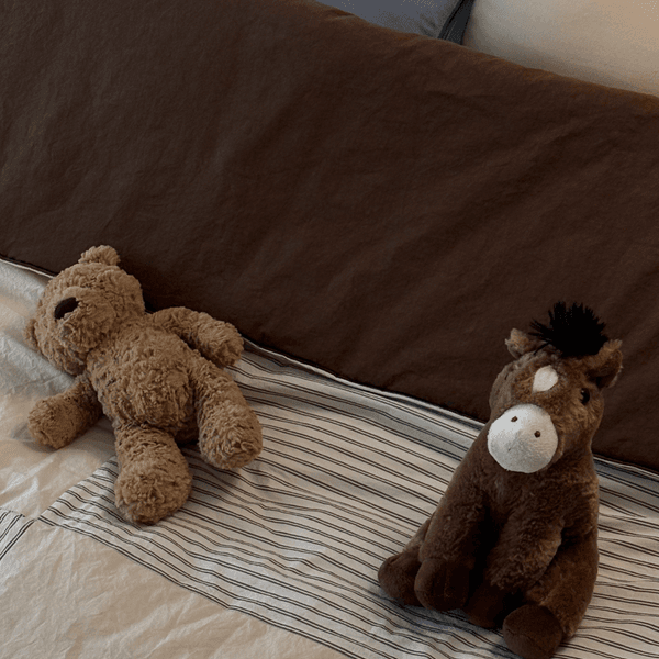 Plush toys resting on soft dánda bedding